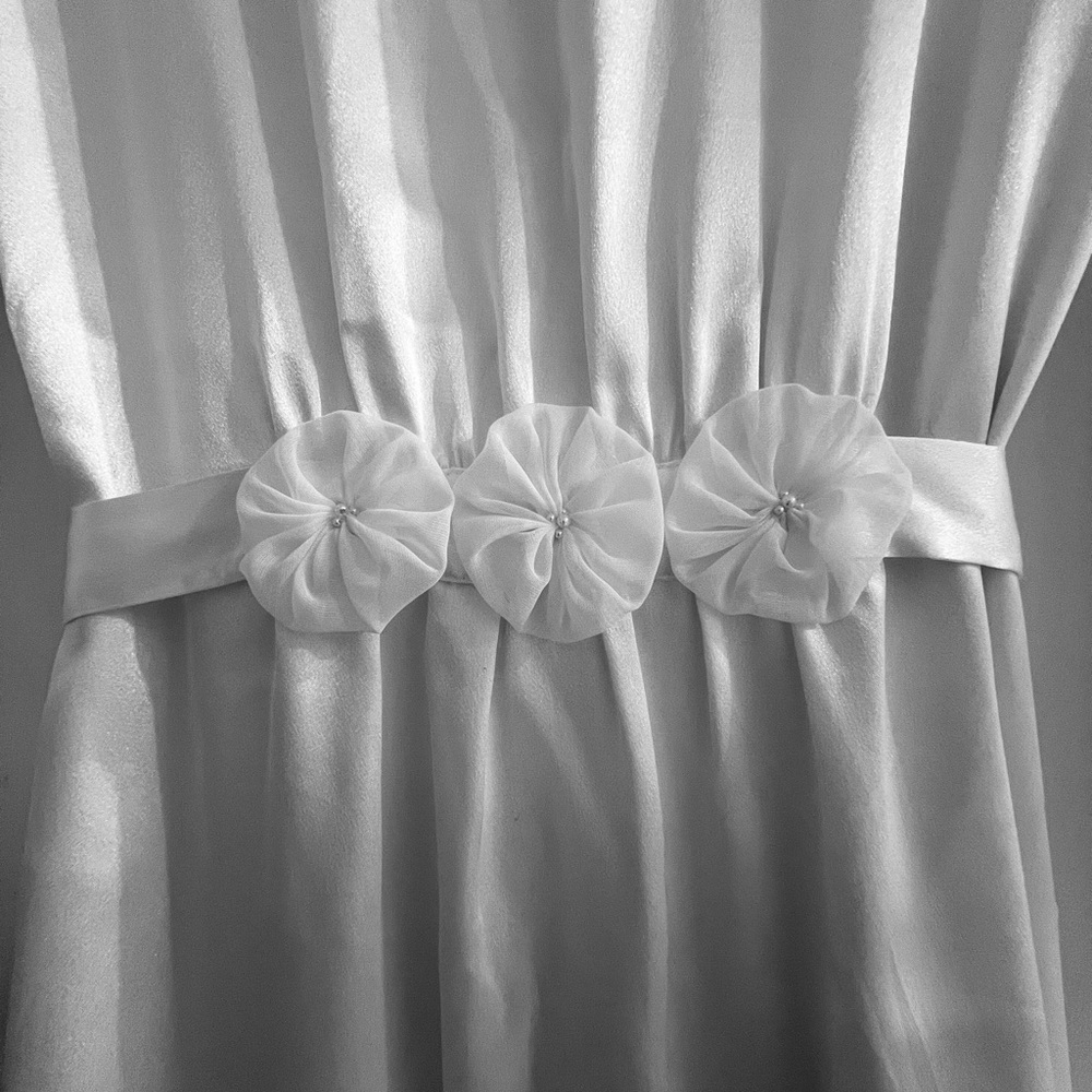 Elegant White Robe - Picture 6 of 10